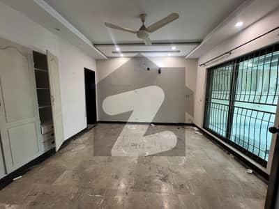 ڈی ایچ اے فیز 4 ڈیفنس (ڈی ایچ اے),لاہور میں 5 کمروں کا 1 کنال مکان 2.5 لاکھ میں کرایہ پر دستیاب ہے۔