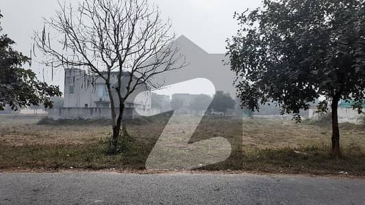 ڈی ایچ اے فیز 7 - بلاک آر فیز 7,ڈیفنس (ڈی ایچ اے),لاہور میں 1 کنال رہائشی پلاٹ 4.75 کروڑ میں برائے فروخت۔