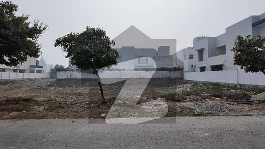 ڈی ایچ اے فیز 7 - بلاک آر فیز 7,ڈیفنس (ڈی ایچ اے),لاہور میں 1 کنال رہائشی پلاٹ 4.5 کروڑ میں برائے فروخت۔