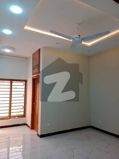 BEAUTIFUL LOCATION GROUND PORTION FOR RENT