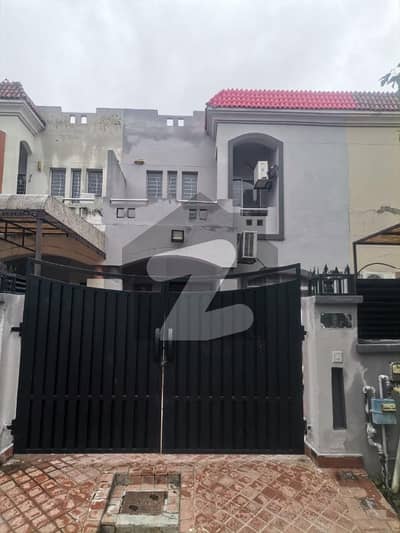 پیراگون سٹی لاہور میں 3 کمروں کا 6 مرلہ مکان 1.25 لاکھ میں کرایہ پر دستیاب ہے۔