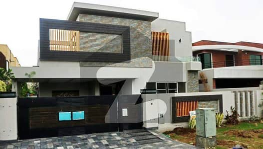 ONE KANAL BEAUTIFULL HOUSE AVALIABLE FOR RENT IN DHA PHASE 5