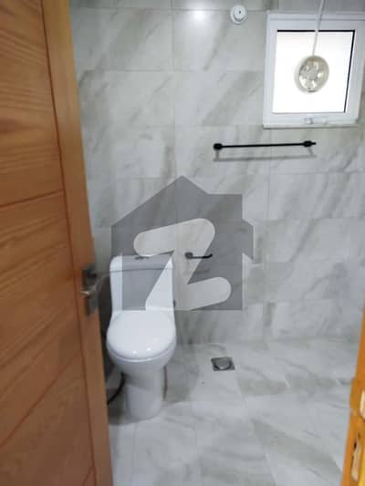 ایف ۔ 10 اسلام آباد میں 3 کمروں کا 9 مرلہ فلیٹ 5.5 کروڑ میں برائے فروخت۔