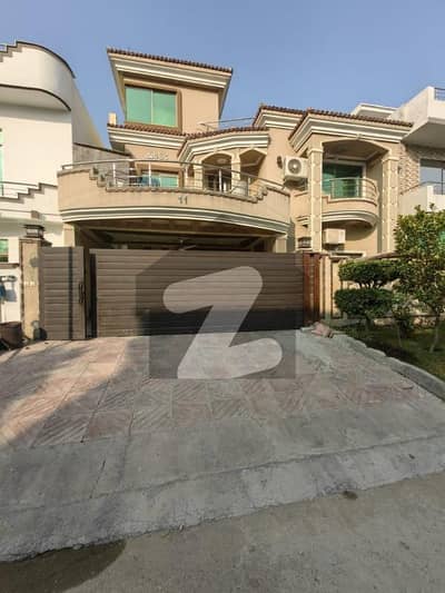 جناح گارڈنز ایف ای سی ایچ ایس,اسلام آباد میں 6 کمروں کا 12 مرلہ مکان 5.5 کروڑ میں برائے فروخت۔