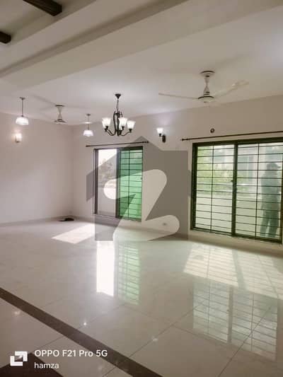 10 MARLA 3 BEDROOM FLAT AVAILBLE FOR RENT IN ASKARI 11 LAHORE