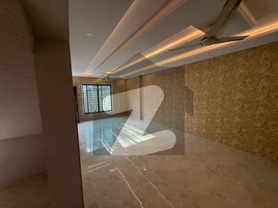 رحمان ولاز لاہور میں 3 کمروں کا 8 مرلہ مکان 1.1 لاکھ میں کرایہ پر دستیاب ہے۔