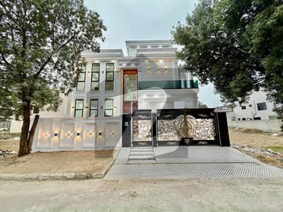 سٹی ہاؤسنگ سوسائٹی گوجرانوالہ میں 5 کمروں کا 10 مرلہ مکان 3.25 کروڑ میں برائے فروخت۔