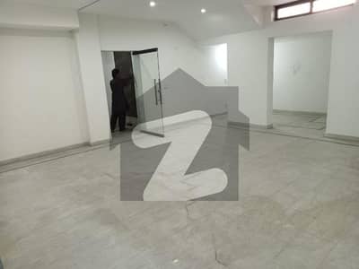 ڈی ایچ اے فیز 8 سابقہ ایئر ایوینیو ڈی ایچ اے فیز 8,ڈی ایچ اے ڈیفینس,لاہور میں 4 مرلہ Studio دفتر 45.0 ہزار میں کرایہ پر دستیاب ہے۔