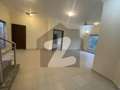 235sq yd 3 Bedrooms Luxury Villa is Available FOR RENT. 10km from Entrance of BTK. 3 Bed DDL 1 Kitchen