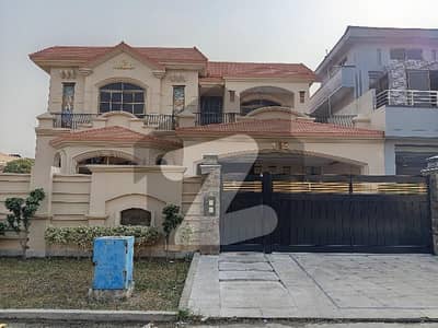 ڈی سی کالونی گوجرانوالہ میں 6 کمروں کا 1 کنال مکان 6.3 کروڑ میں برائے فروخت۔