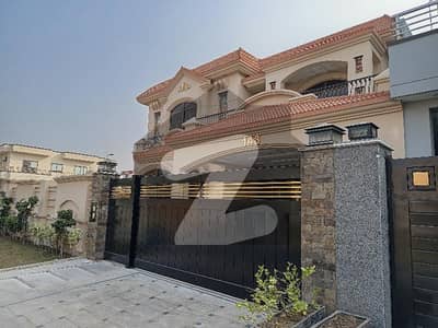 ڈی سی کالونی گوجرانوالہ میں 6 کمروں کا 1 کنال مکان 6.6 کروڑ میں برائے فروخت۔