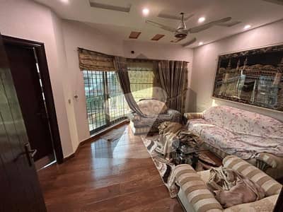 واپڈا ٹاؤن فیز 1 - بلاک ایف2 واپڈا ٹاؤن فیز 1,واپڈا ٹاؤن,لاہور میں 5 کمروں کا 10 مرلہ مکان 4.5 کروڑ میں برائے فروخت۔