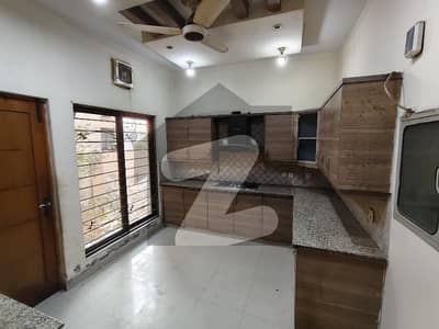 ائیر ایوینیو ۔ بلاک ایم ڈی ایچ اے فیز 8 سابقہ ایئر ایوینیو,ڈی ایچ اے فیز 8,ڈی ایچ اے ڈیفینس,لاہور میں 4 کمروں کا 10 مرلہ مکان 4.0 کروڑ میں برائے فروخت۔