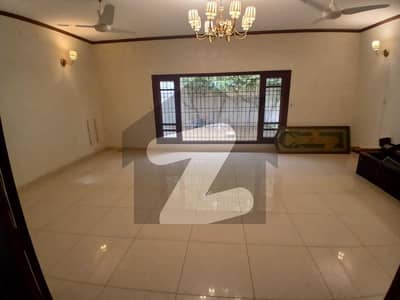 ڈی ایچ اے فیز 5 ڈی ایچ اے ڈیفینس,کراچی میں 5 کمروں کا 1 کنال مکان 3.9 لاکھ میں کرایہ پر دستیاب ہے۔