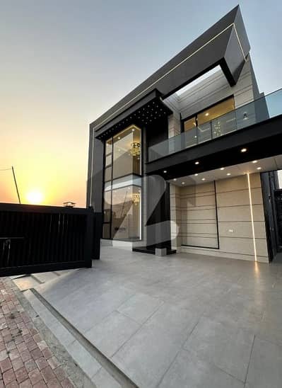 بحریہ ٹاؤن سیکٹر سی بحریہ ٹاؤن,لاہور میں 5 کمروں کا 10 مرلہ مکان 1.25 لاکھ میں کرایہ پر دستیاب ہے۔