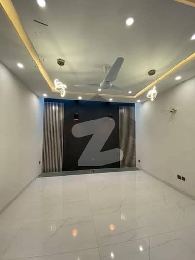 272sq yd 5 Bedrooms Luxury Villa is Available FOR RENT. 6km from Entrance of BTK. 5 Bed DDL 2 Kitchens