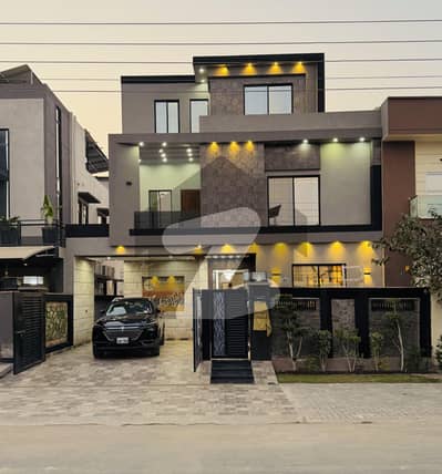 10 Marla Modern House located in 80ft Road