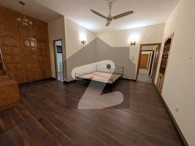 ایف ۔ 8 اسلام آباد میں 4 کمروں کا 1 کنال مکان 7.25 لاکھ میں کرایہ پر دستیاب ہے۔