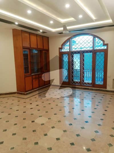 آئی ۔ 8 اسلام آباد میں 6 کمروں کا 1 کنال مکان 3.2 لاکھ میں کرایہ پر دستیاب ہے۔