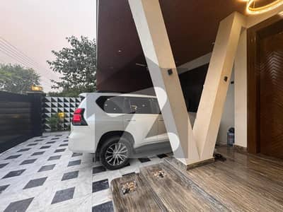 ویلینشیاء ہاؤسنگ سوسائٹی لاہور میں 5 کمروں کا 1 کنال مکان 10.5 کروڑ میں برائے فروخت۔