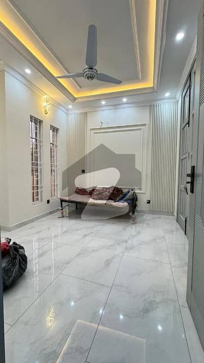 بحریہ ٹاؤن فیز 8 ۔ ابو بکر بلاک بحریہ ٹاؤن فیز 8 ۔ سفاری ویلی,بحریہ ٹاؤن فیز 8,بحریہ ٹاؤن راولپنڈی,راولپنڈی میں 5 کمروں کا 10 مرلہ مکان 3.5 کروڑ میں برائے فروخت۔