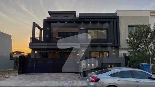 بحریہ ٹاؤن فیز 8 ۔ بلاک سی بحریہ ٹاؤن فیز 8,بحریہ ٹاؤن راولپنڈی,راولپنڈی میں 5 کمروں کا 10 مرلہ مکان 4.6 کروڑ میں برائے فروخت۔