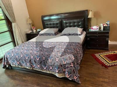 Prime Location 1000 Square Feet Flat For Sale In Rs. 25000000 Only