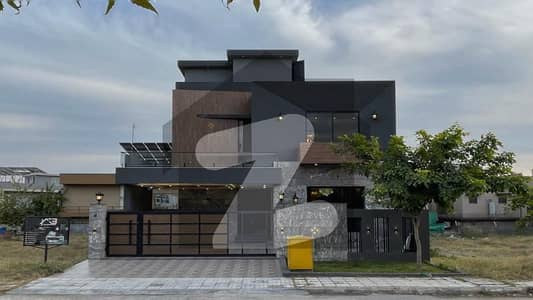 بحریہ ٹاؤن فیز 8 ۔ بلاک سی بحریہ ٹاؤن فیز 8,بحریہ ٹاؤن راولپنڈی,راولپنڈی میں 5 کمروں کا 10 مرلہ مکان 5.25 کروڑ میں برائے فروخت۔