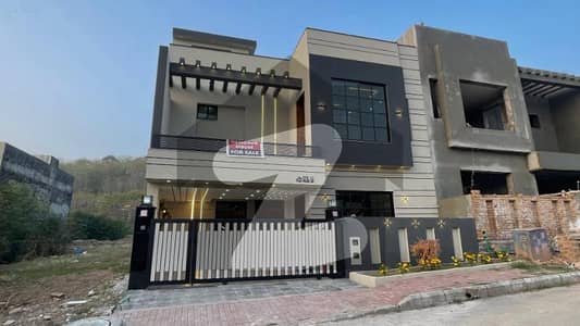 بحریہ ٹاؤن فیز 8 - سفاری ہومز بحریہ ٹاؤن فیز 8,بحریہ ٹاؤن راولپنڈی,راولپنڈی میں 5 کمروں کا 8 مرلہ مکان 3.95 کروڑ میں برائے فروخت۔