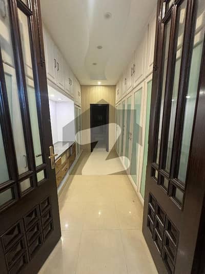 کینال روڈ فیصل آباد میں 5 کمروں کا 7 مرلہ مکان 3.8 کروڑ میں برائے فروخت۔