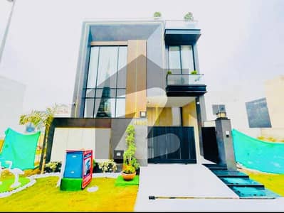 ڈی ایچ اے 9 ٹاؤن ڈیفنس (ڈی ایچ اے),لاہور میں 3 کمروں کا 5 مرلہ مکان 2.55 کروڑ میں برائے فروخت۔