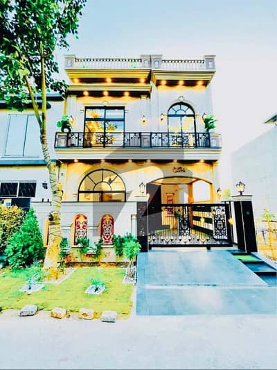 ڈی ایچ اے 9 ٹاؤن ڈیفنس (ڈی ایچ اے),لاہور میں 3 کمروں کا 5 مرلہ مکان 2.4 کروڑ میں برائے فروخت۔