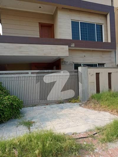 بحریہ ٹاؤن فیز 8 ۔ سیکٹر ایف - 1 بحریہ ٹاؤن فیز 8,بحریہ ٹاؤن راولپنڈی,راولپنڈی میں 5 کمروں کا 10 مرلہ مکان 1.35 کروڑ میں برائے فروخت۔