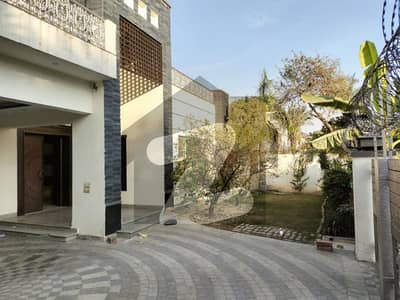 ڈی ایچ اے فیز 5 ڈیفنس (ڈی ایچ اے),لاہور میں 5 کمروں کا 1 کنال مکان 3.1 لاکھ میں کرایہ پر دستیاب ہے۔