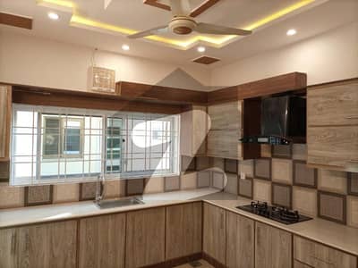 بحریہ ٹاؤن فیز 8 بحریہ ٹاؤن راولپنڈی,راولپنڈی میں 5 کمروں کا 10 مرلہ مکان 3.65 کروڑ میں برائے فروخت۔