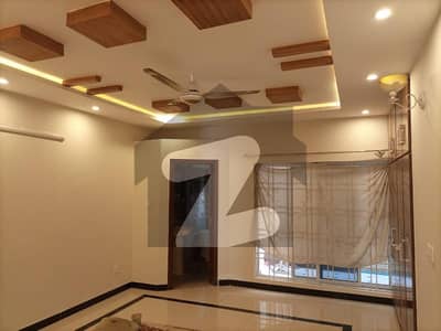 بحریہ ٹاؤن فیز 8 بحریہ ٹاؤن راولپنڈی,راولپنڈی میں 5 کمروں کا 10 مرلہ مکان 3.05 کروڑ میں برائے فروخت۔