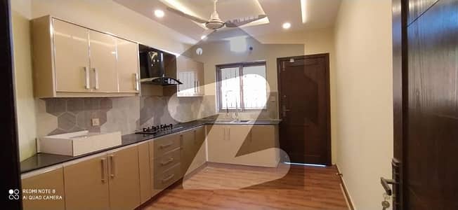 بحریہ ٹاؤن فیز 8 بحریہ ٹاؤن راولپنڈی,راولپنڈی میں 5 کمروں کا 7 مرلہ مکان 2.35 کروڑ میں برائے فروخت۔