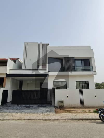 Designer's Haven: A 5-Bedroom Modern Oasis, Where Straight Lines Meet Elegant Design for Contemporary Living