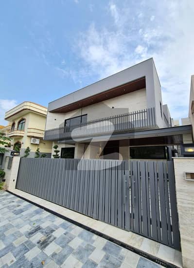 Modern Straight Line Double Heighted Lounge Designer House For Sale