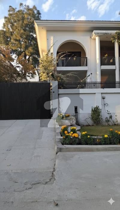 Well Maintained 666 Square Yard Sun Facing Upper Portion For Rent In Closed End Street