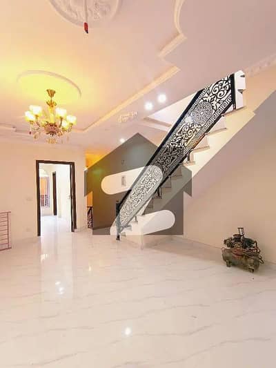 وینس ہاؤسنگ سکیم لاہور میں 5 کمروں کا 6 مرلہ مکان 2.0 کروڑ میں برائے فروخت۔