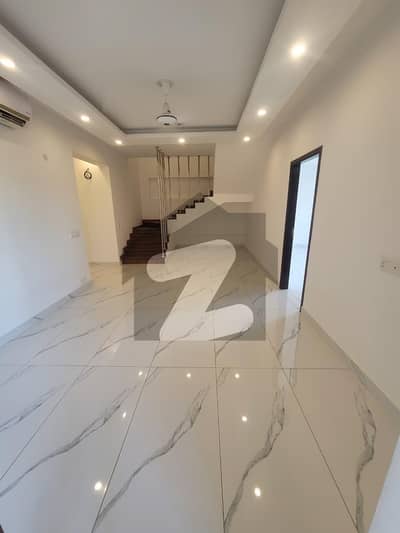 میٹروپولِز ریزیڈینسی جناح ایونیو,کراچی میں 4 کمروں کا 11 مرلہ فلیٹ 3.15 کروڑ میں برائے فروخت۔