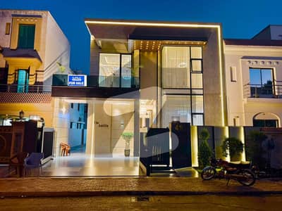 بحریہ ٹاؤن سیکٹر سی بحریہ ٹاؤن,لاہور میں 5 کمروں کا 10 مرلہ مکان 6.0 کروڑ میں برائے فروخت۔