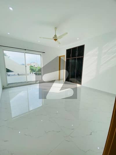 ڈی ایچ اے ڈیفینس فیز 5 ڈی ایچ اے ڈیفینس,اسلام آباد میں 1 کنال زیریں پورشن 1.45 لاکھ میں برائے فروخت۔