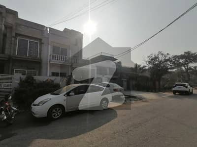 گورنمنٹ ایمپلائیز کوآپریٹیو ہاؤسنگ سوسائٹی (جی ایچ سی ایچ ایس) ۔ فیز 1 گورنمنٹ ایمپلائیز کوآپریٹیو ہاؤسنگ سوسائٹی (جی ایچ سی ایچ ایس),لاہور میں 4 کمروں کا 9 مرلہ مکان 4.25 کروڑ میں برائے فروخت۔