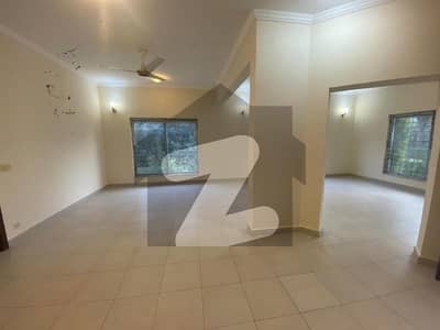 235sq yd 3 Bedrooms Luxury Villa is Available FOR RENT. 10km from Entrance of BTK. 3 Bed DDL 1 Kitchen