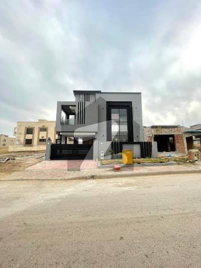 بحریہ ٹاؤن فیز 8 بحریہ ٹاؤن راولپنڈی,راولپنڈی میں 6 کمروں کا 10 مرلہ مکان 4.2 کروڑ میں برائے فروخت۔