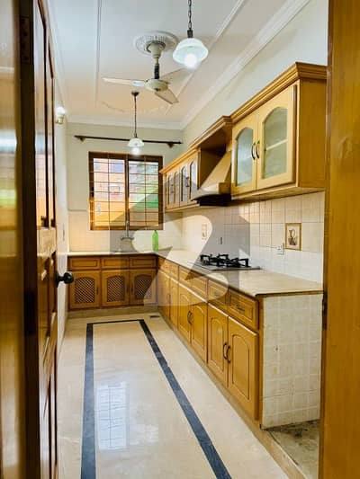 جی ۔ 13/2 جی ۔ 13,اسلام آباد میں 5 کمروں کا 7 مرلہ مکان 5.5 کروڑ میں برائے فروخت۔