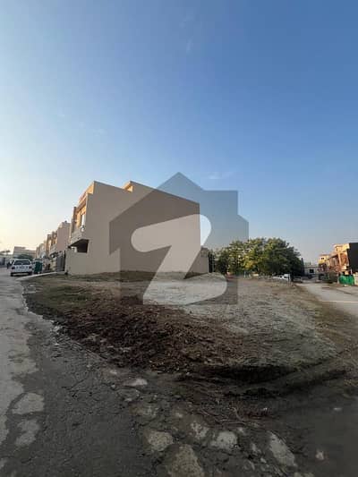 Umer block corner plot available for sale