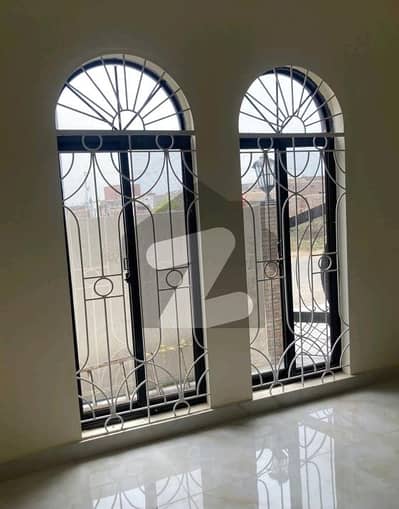 ڈی سی کالونی گوجرانوالہ میں 5 کمروں کا 10 مرلہ مکان 3.0 کروڑ میں برائے فروخت۔